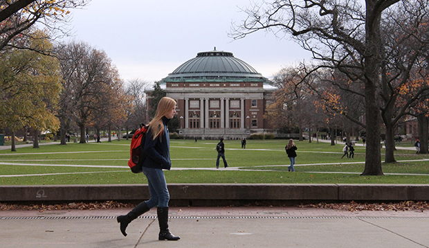 University of Illinois students walk across the Main Quad on campus in Urbana, Illinois, November 2015. (AP/David Mercer)