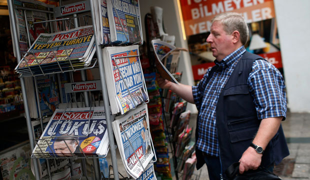 A man reads a newspaper at a kiosk in Istanbul on June 8, 2015. (AP/Emrah Gurel)