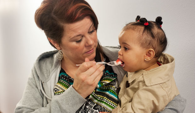 A mother feeds her daughter at the Net Health Women, Infants, and Children Department in Tyler, Texas, in March 2015. (AP/The Tyler Morning Telegraph, Sarah A. Miller)