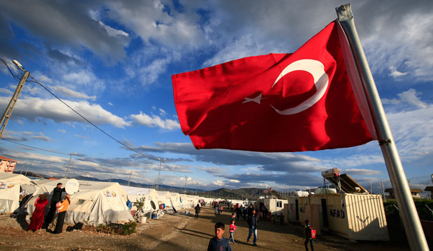A Turkish flag flies at the Syrian refugee camp in Islahiye, Turkey, on March 16, 2016. (AP/Lefteris Pitarakis)