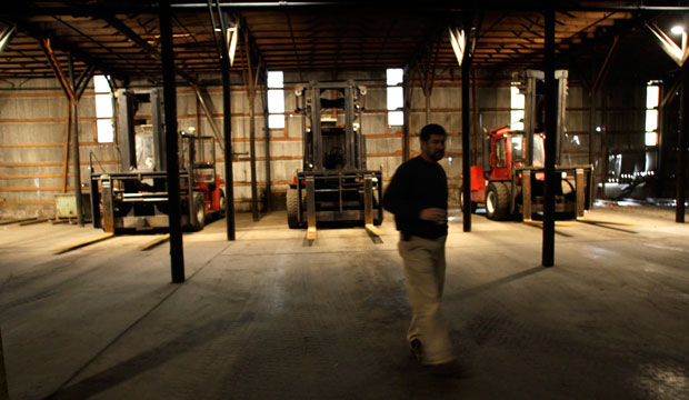 Brantley Price walks past idle forklifts at a closed plant in West Jefferson, North Carolina, on December 18, 2008. (AP/Chuck Burton)