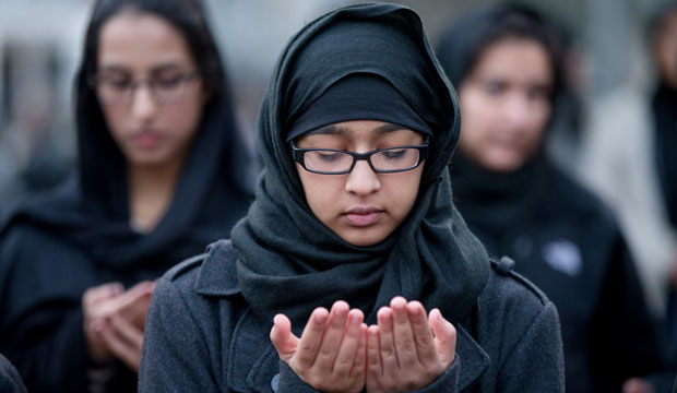 Shiite Muslims pray together while rallying for peace outside of the White House on December 6, 2015. (AP/Andrew Harnik)