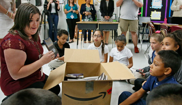 An Oklahoma City fifth-grade teacher passes out books to her class on August 3, 2016. (AP/Sue Ogrocki)