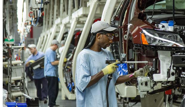Workers assemble Volkswagen sedans in Chattanooga, Tennessee, on June 12, 2013. (AP/Erik Schelzig)