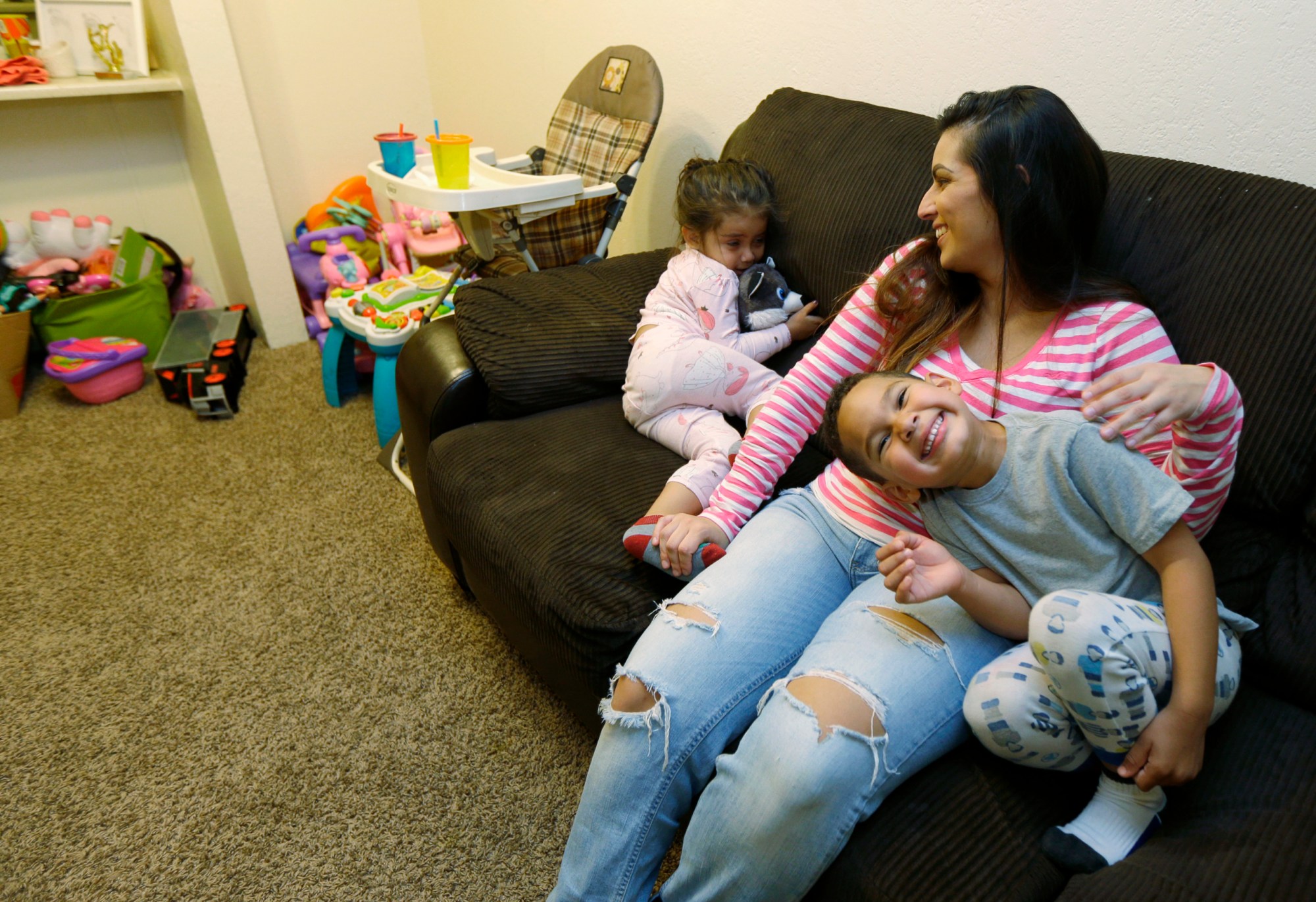 Danielle Mendoza helps her children get ready for bed in her apartment in Renton, Washington, on October 6, 2016. (AP/Ted S. Warren)