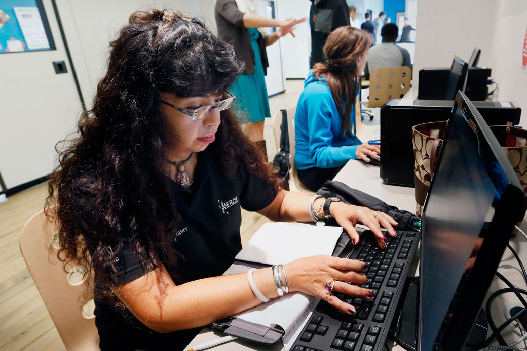 Dorathy Vargas uses a computer to search for a job in Chelsea, Massachusetts, on October 16, 2014. (AP/Michael Dwyer)