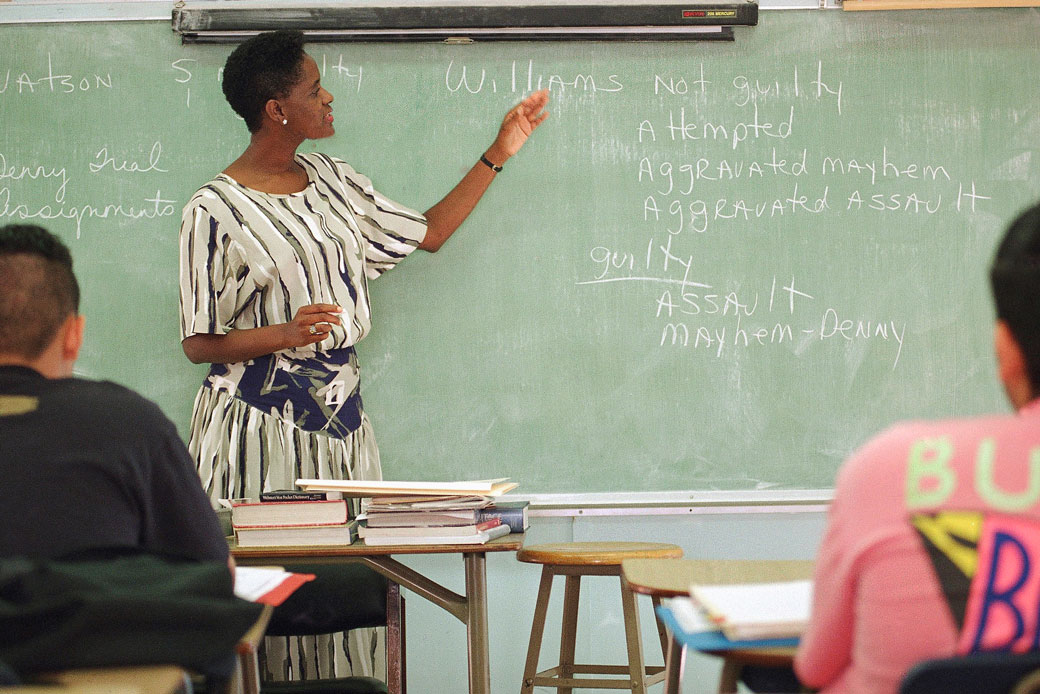 A political science teacher leads students through a discussion of the verdicts in the Reginald Denny beating trial at a Los Angeles high school, October 18, 1993. (AP/Eric Draper)