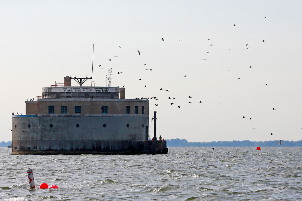 A maintenance vessel approaches the Toledo, Ohio, water intake crib on September 15, 2015. (AP/Haraz N. Ghanbari)