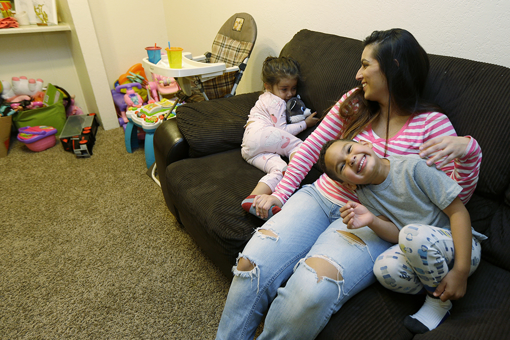 A mother and her children get ready for bed in her apartment in Renton, Washington, October 6, 2016. ((AP/Ted S. Warren))
