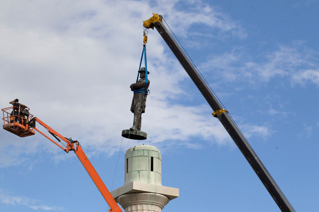 A statue of Confederate General Robert E. Lee is removed from Lee Circle Friday, May 2017. (AP/Scott Threlkeld)