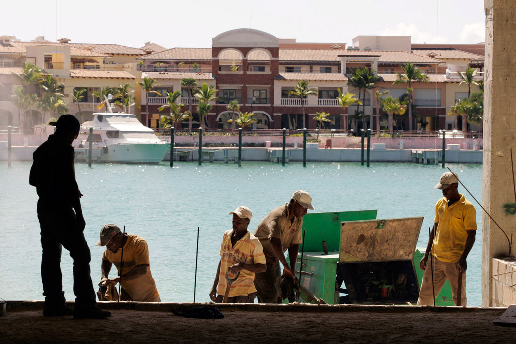 Haitian migrants work at the Cap Cana Resort in Punta Cana, Dominican Republic, November 18, 2008. (AP/Kena Betancur)