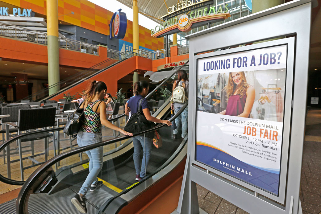 People head to at a job fair at a mall in Sweetwater, Florida, October 2017. (AP/Alan Diaz)