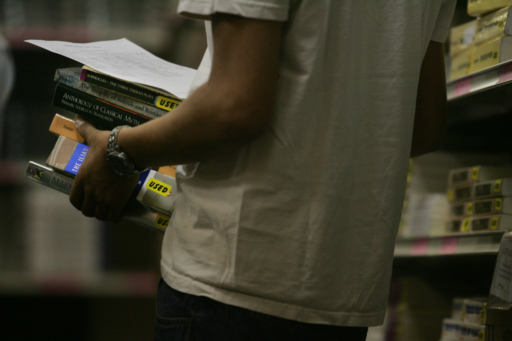 A student shops for books at his university in California, August 2005. (Getty/Bob Chamberlin)