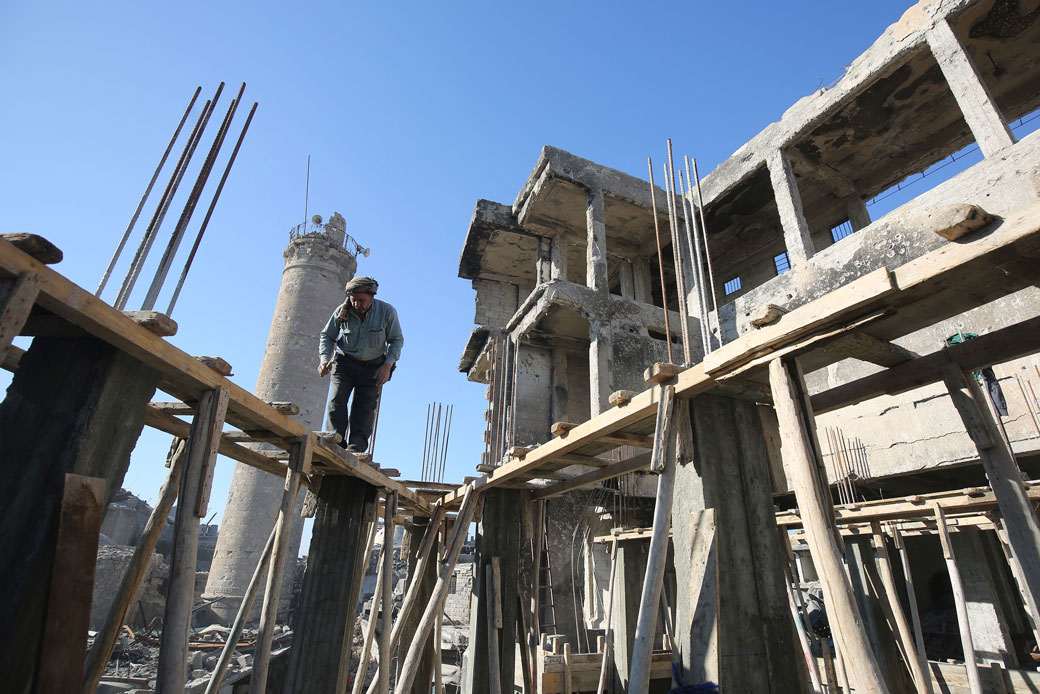 Iraqi men work on a damaged house in Mosul's Old City, January 2018. (Getty/Ahmad Al-Rubaye)