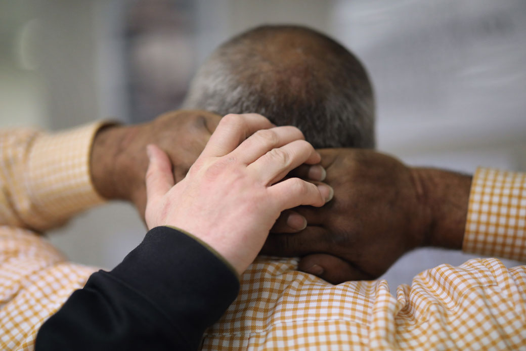 A U.S. Immigration and Customs Enforcement (ICE) officer frisks an immigrant at a processing center in lower Manhattan, New York, on April 11, 2018. (Getty/John Moore)