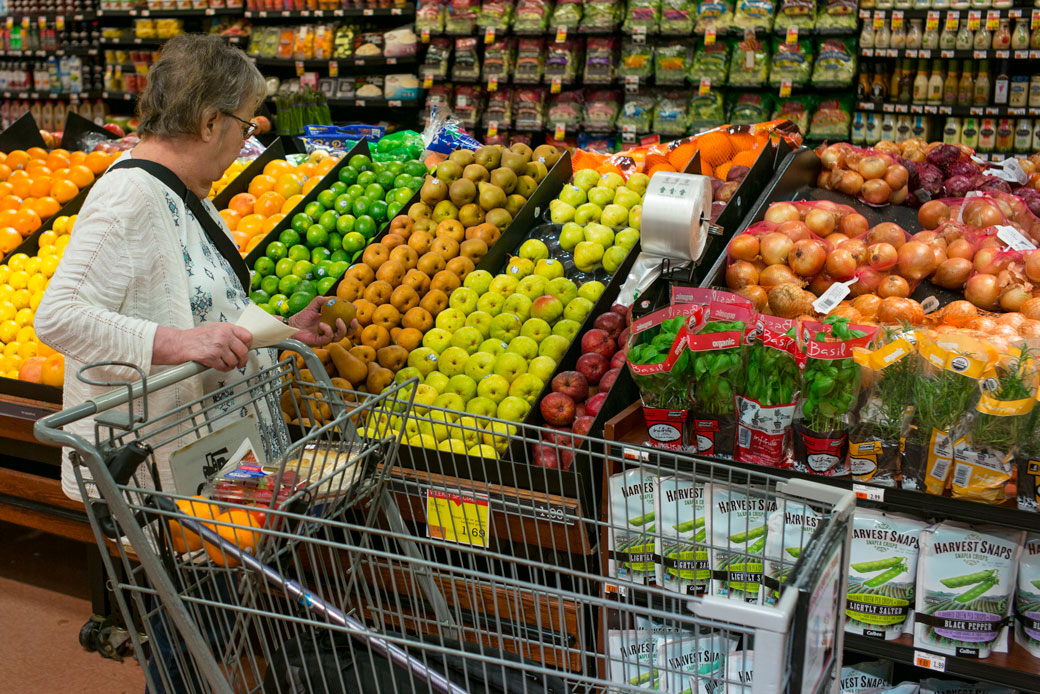 A woman shops for fresh fruit, September 2017. (Getty/Robert Nickelsberg)