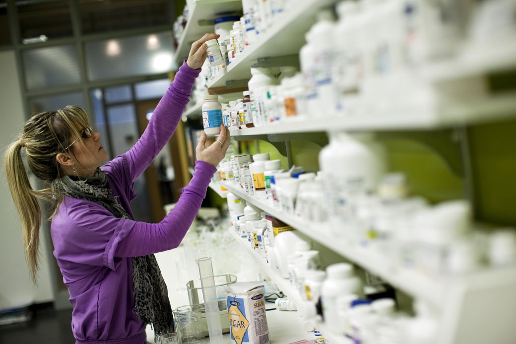 A woman studies to become a pharmacy technician in Cleveland, Ohio, February 2012. (Getty/Benjamin Lowy)