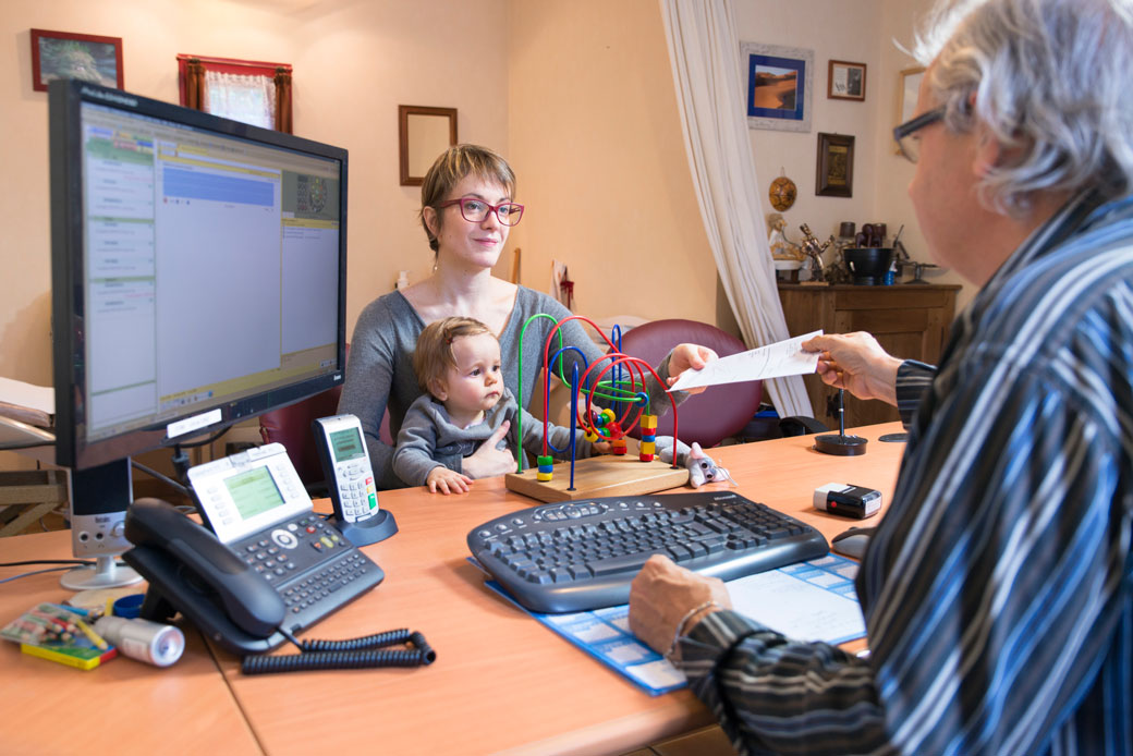 A mother and her child visit the doctor, October 2013. (Getty/BSIP/UIG)