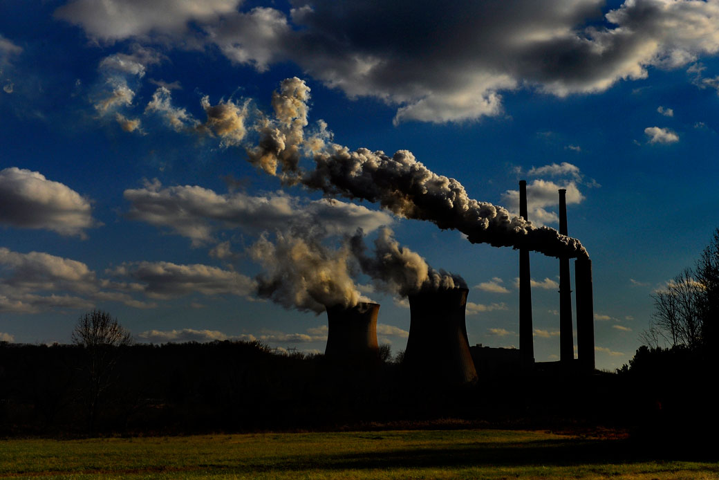 A coal-fired power plant sits near the Ohio River in West Virginia, November 2011. (Getty/Michael Williamson)