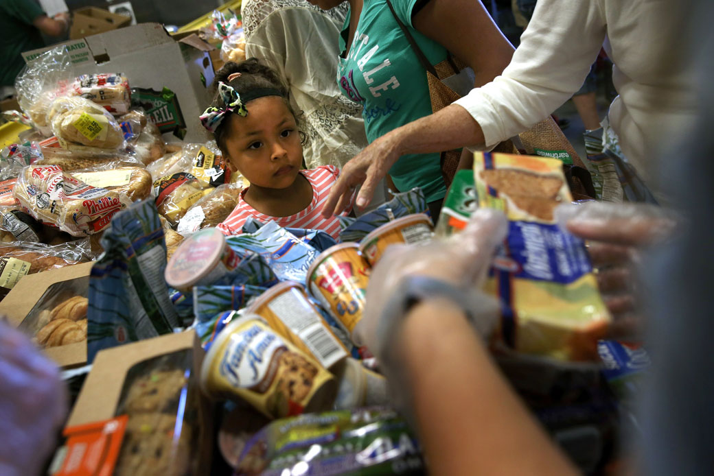 Low-income residents select free bread and produce at the Community FoodBank of New Jersey in Egg Harbor, August 2015. (Getty/John Moore)