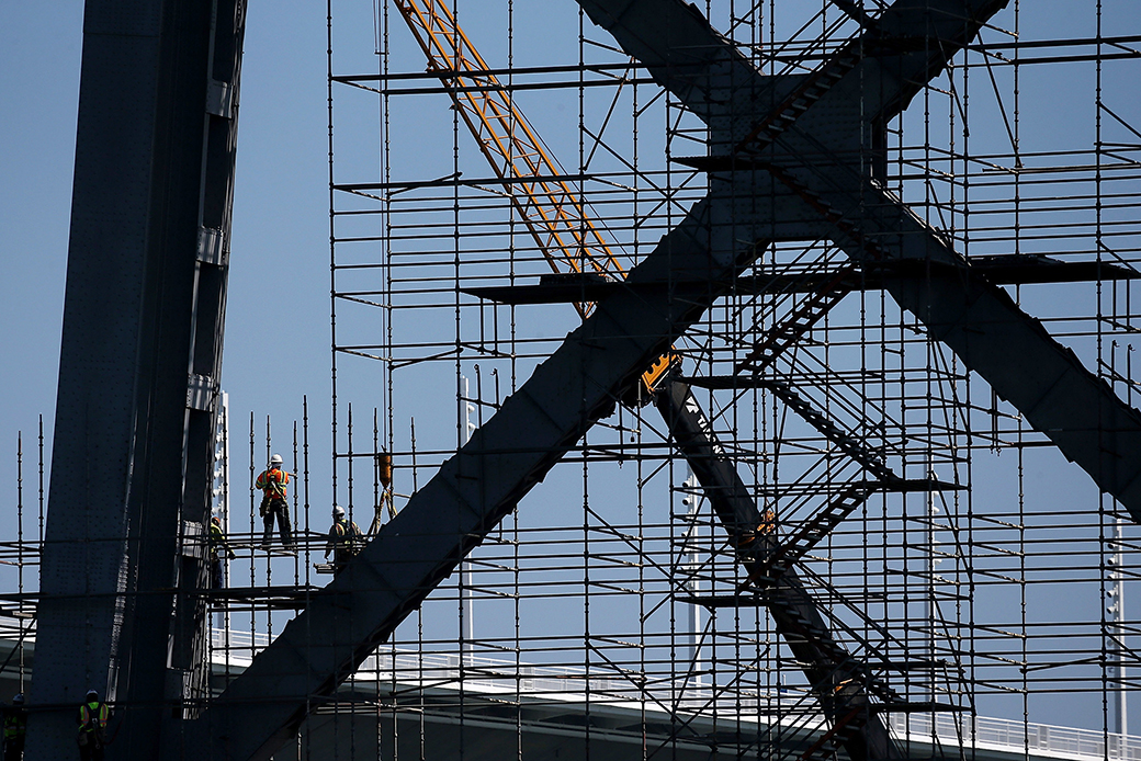 Workers construct scaffolding on a bridge in California, March 2014. (Getty/Justin Sullivan)