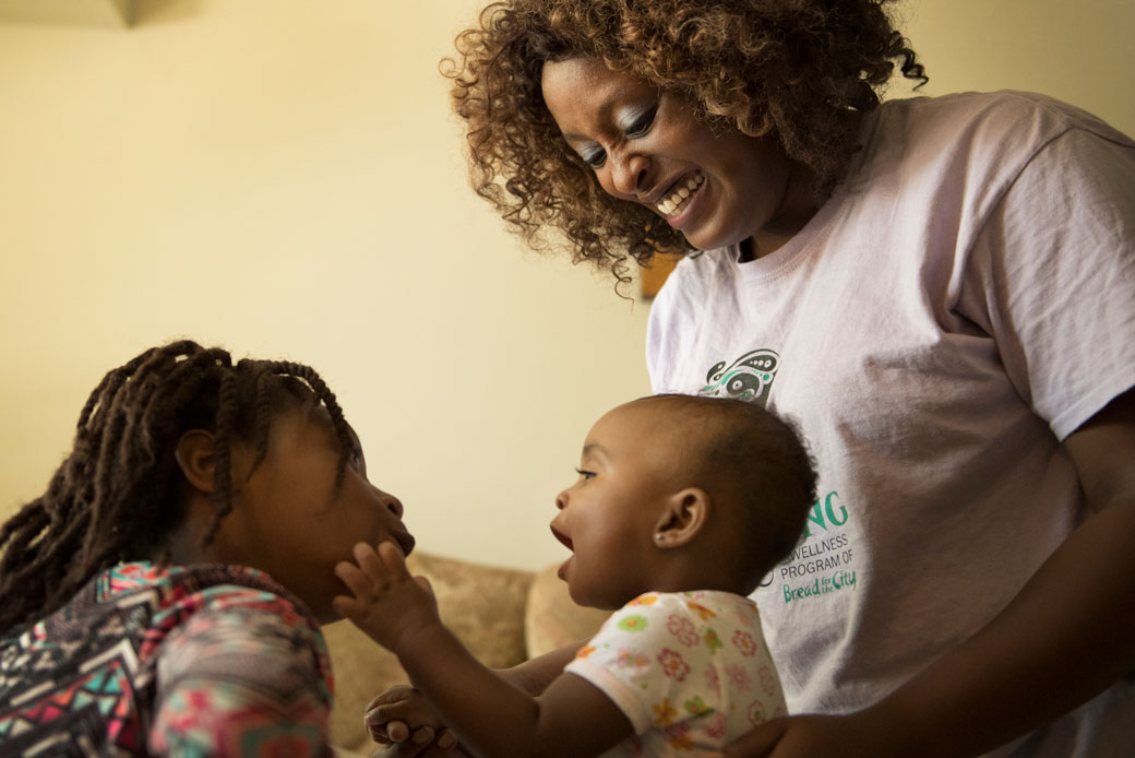 A single mother plays with her two children, August 2016. (Getty/The Washington Post/Linda Davidson)