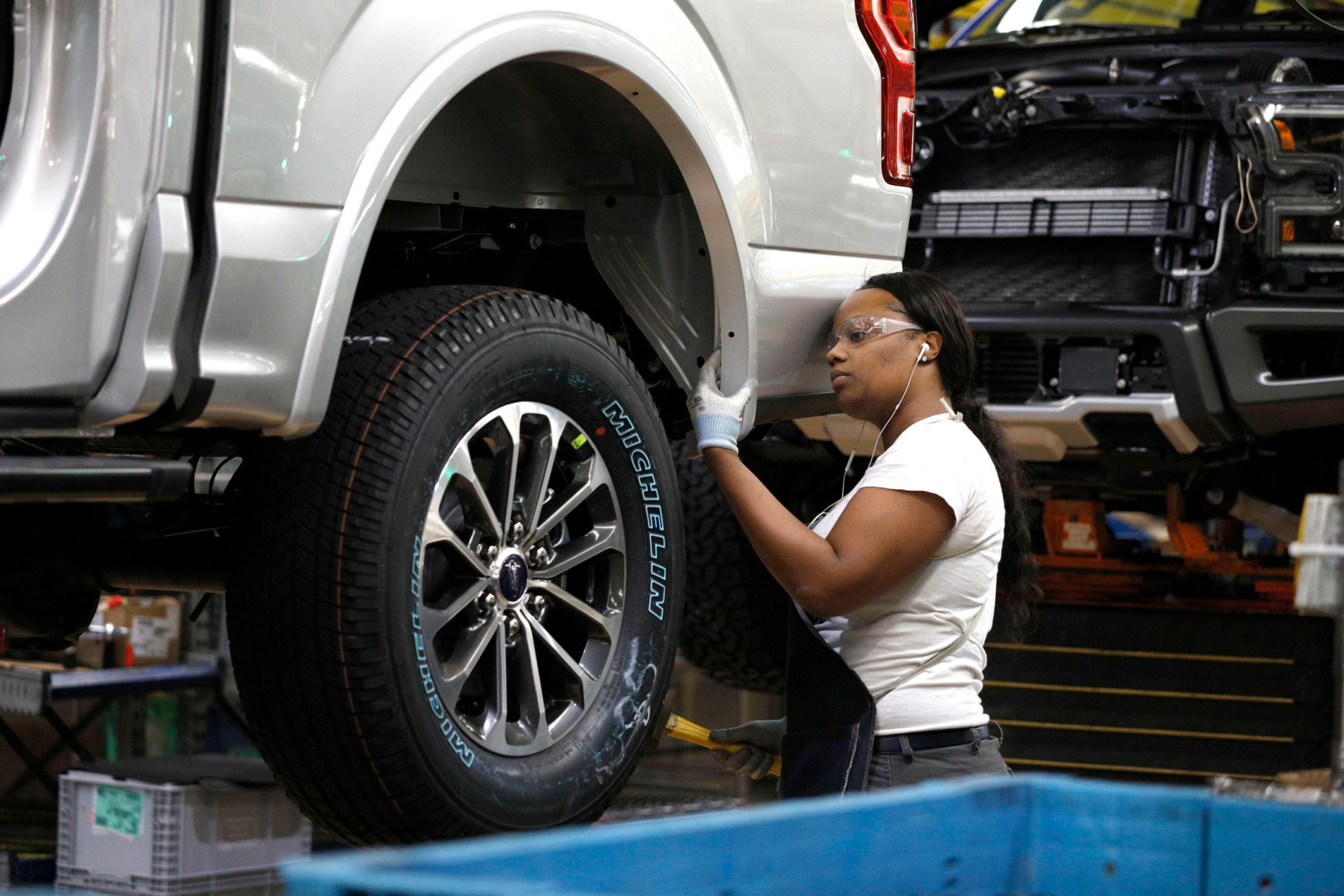 A Ford Motor Company worker works on a truck on the assembly line in Dearborn, Michigan, September 2018. (Getty/Bill Pugliano)