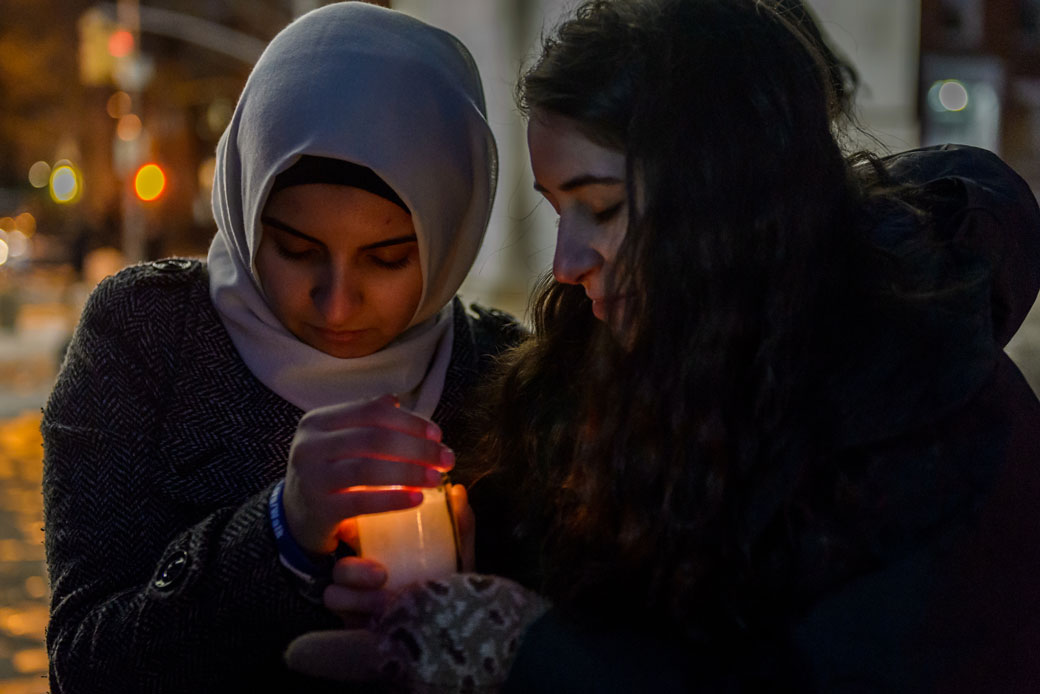 An interfaith candlelight vigil remembers victims of the Holocaust, New York, January 2016. (Getty/Erik McGregor/Pacific Press/LightRocket)