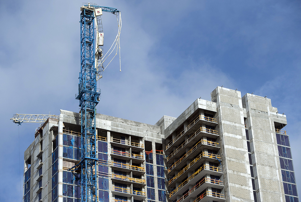 A broken crane caused by winds from Hurricane Irma sits on top of a building under construction in Miami, Florida, September 2017. (Getty/Saul Loeb)