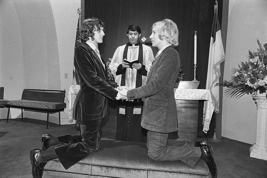 The Rev. Troy Perry officiates a religious wedding ceremony in Los Angeles the 1970s. (Getty/Bettmann)