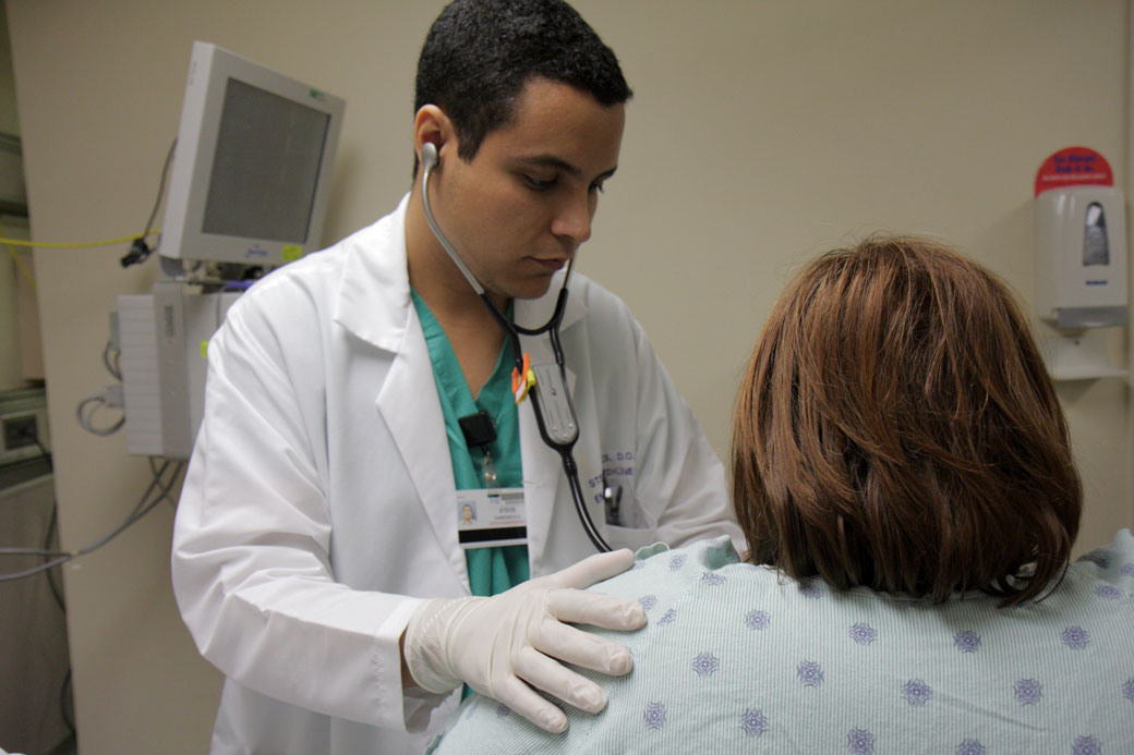 A doctor with a patient in the emergency room, January 2010. (Getty/Jeff Greenberg)