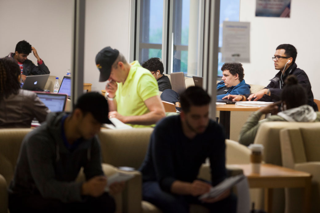 Students at a community college in Annandale, Virginia, study in a quiet area, April 2014. (Getty/Melanie Stetson Freeman/The Christian Science Monitor)