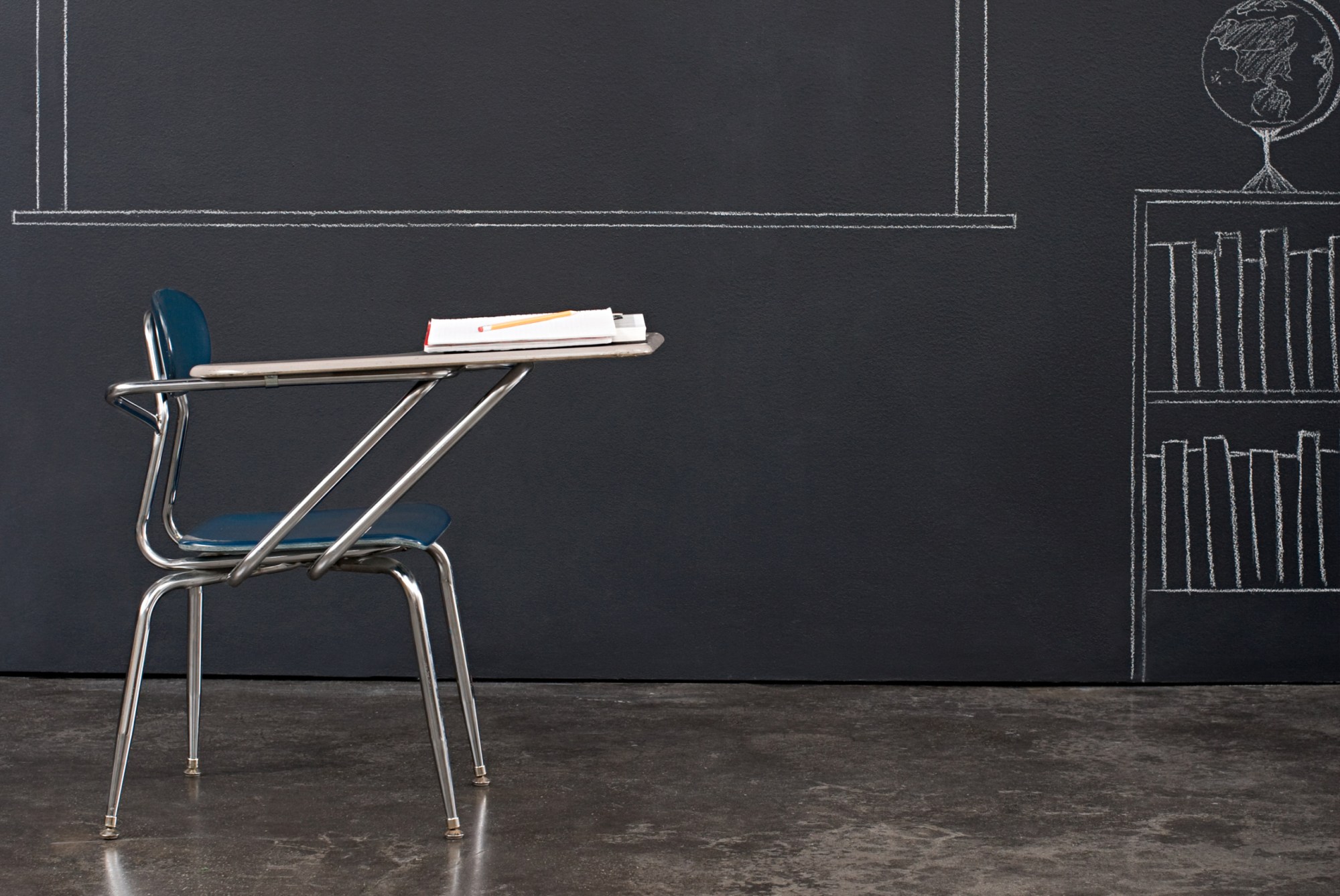 An empty chair sits in a classroom. (An empty chair sits in a classroom.)