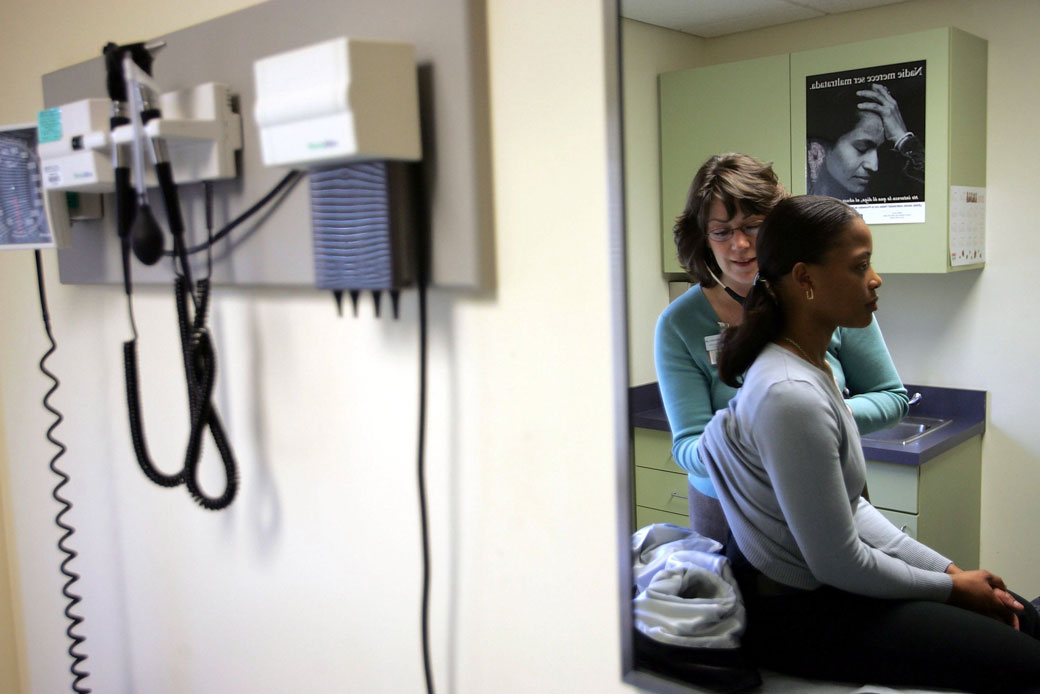 A doctor uses a stethoscope during an examination of a patient in Dorchester, Massachusetts, April 2006. (Getty/Joe Raedle)