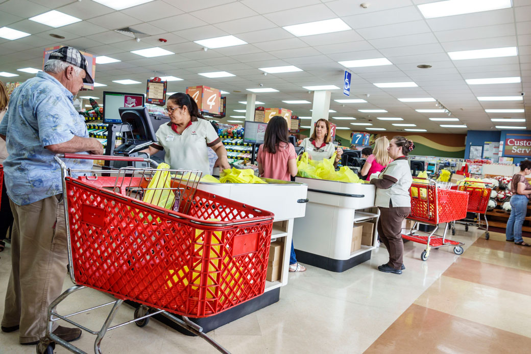 Store employees check out customers at a supermarket in Miami, May 2018. (Getty/Jeffrey Greenberg/Universal Images Group)