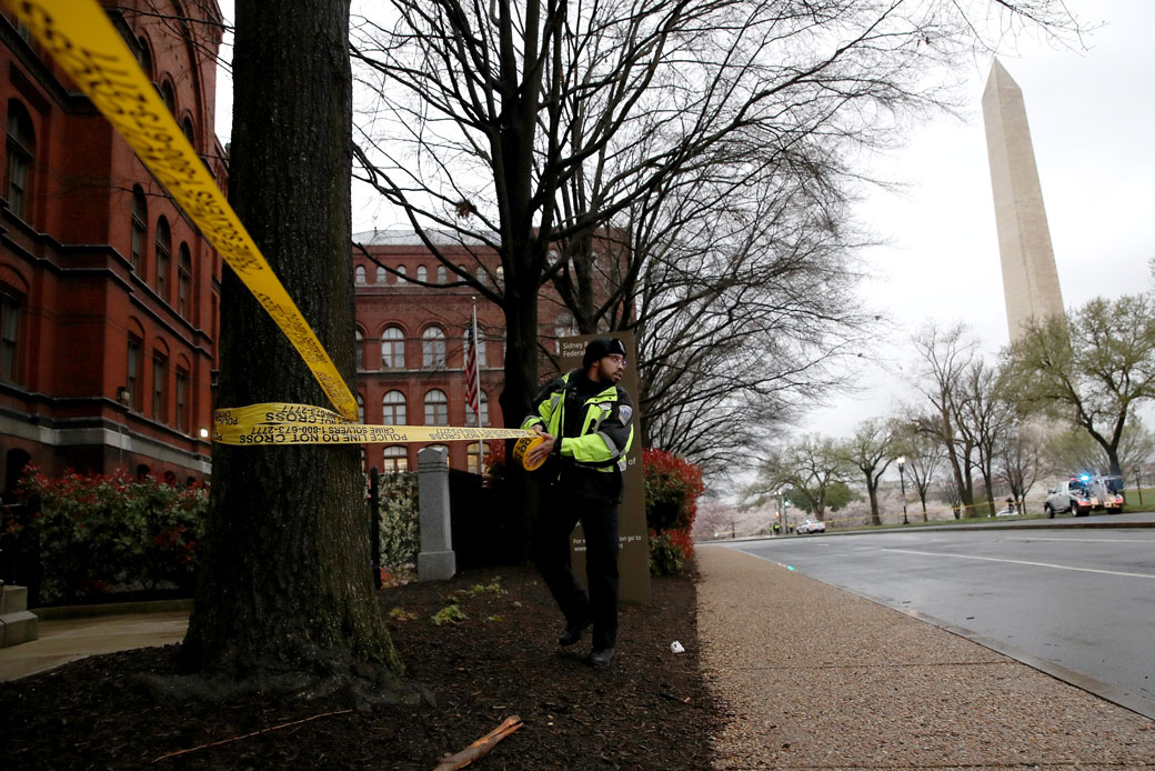 A member of the Metropolitan Police Department closes off areas surrounding the Washington Monument and National Mall due to concerns over the spread of COVID-19, March 2020. (Getty/Win McNamee)