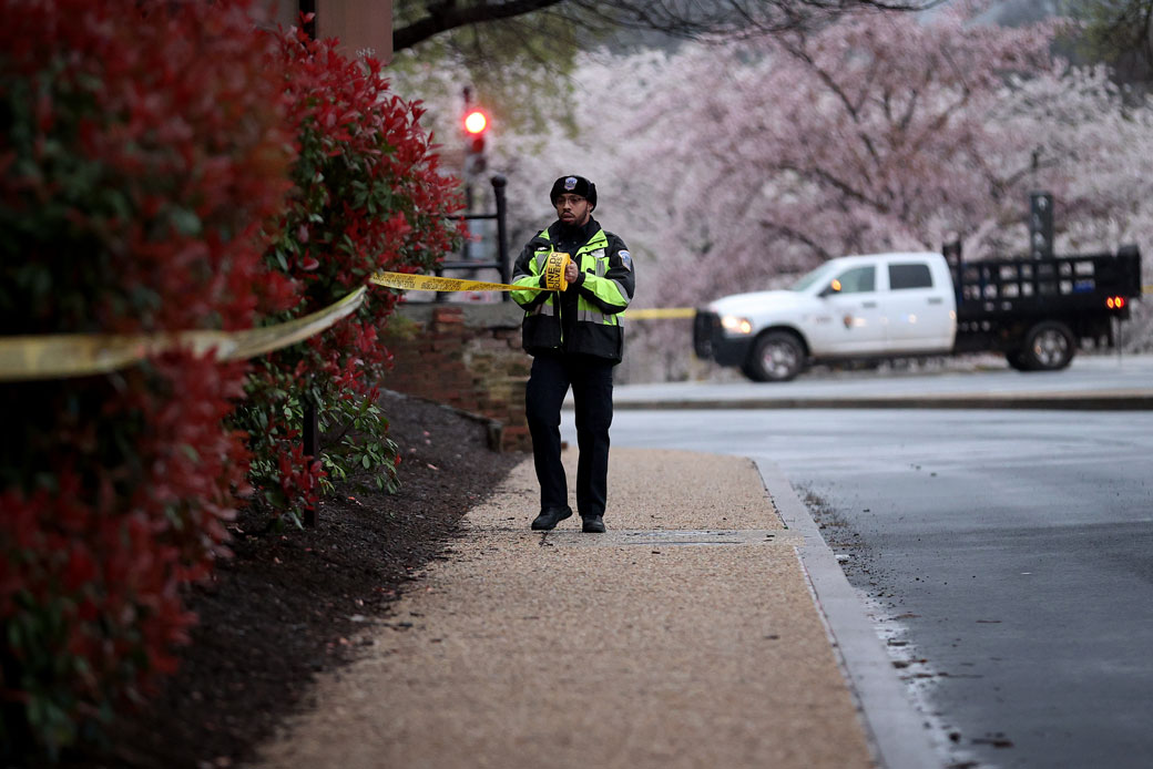 A member of the Metropolitan Police Department closes off areas surrounding the Washington Monument and National Mall due to concerns over the spread of COVID-19, March 2020. (Getty/Win McNamee)