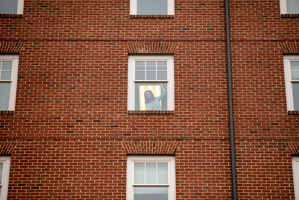 A Virginia student tries to open her dormitory window, March 2020. (Getty/Amanda Andrade-Rhoades)