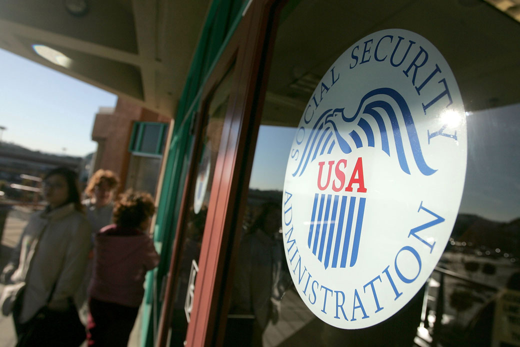 People line up outside of the Social Security Administration office in San Francisco, February 2005. (Getty/Justin Sullivan)