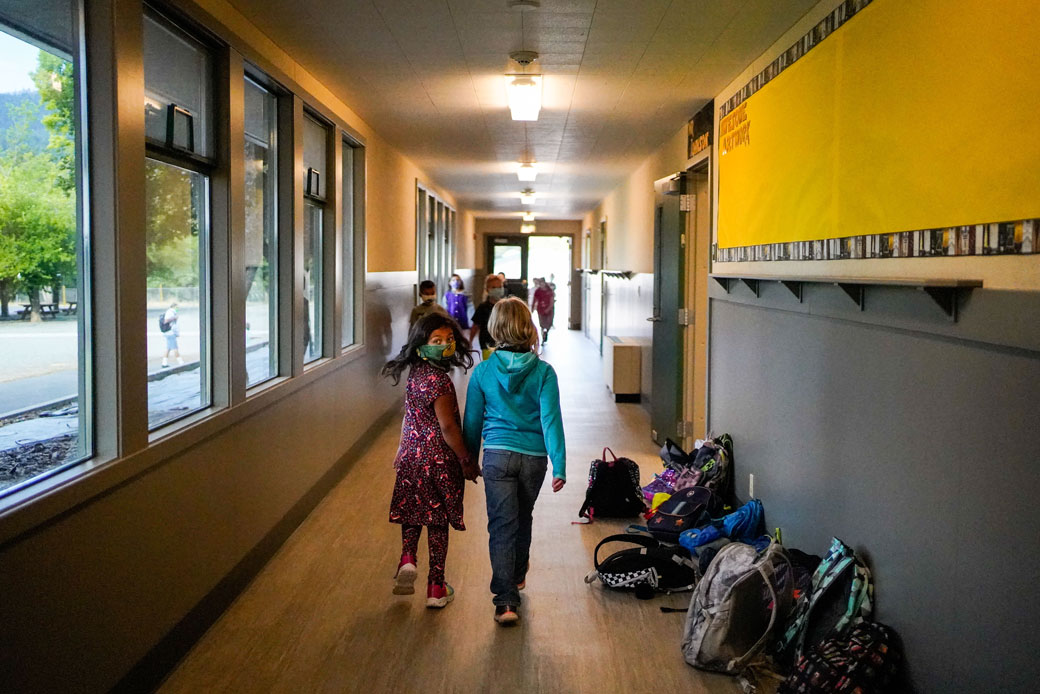 Elementary school students walk to class in Weaverville, California, August 2020. (Getty/Los Angeles Times/Kent Nishimura)