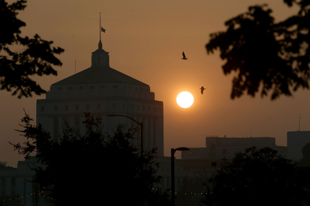 A smoky sunset is seen behind the Alameda County Superior Courthouse in Oakland, California, on September 14, 2020. (Getty/East Bay Times/Digital First Media/Jane Tyska)