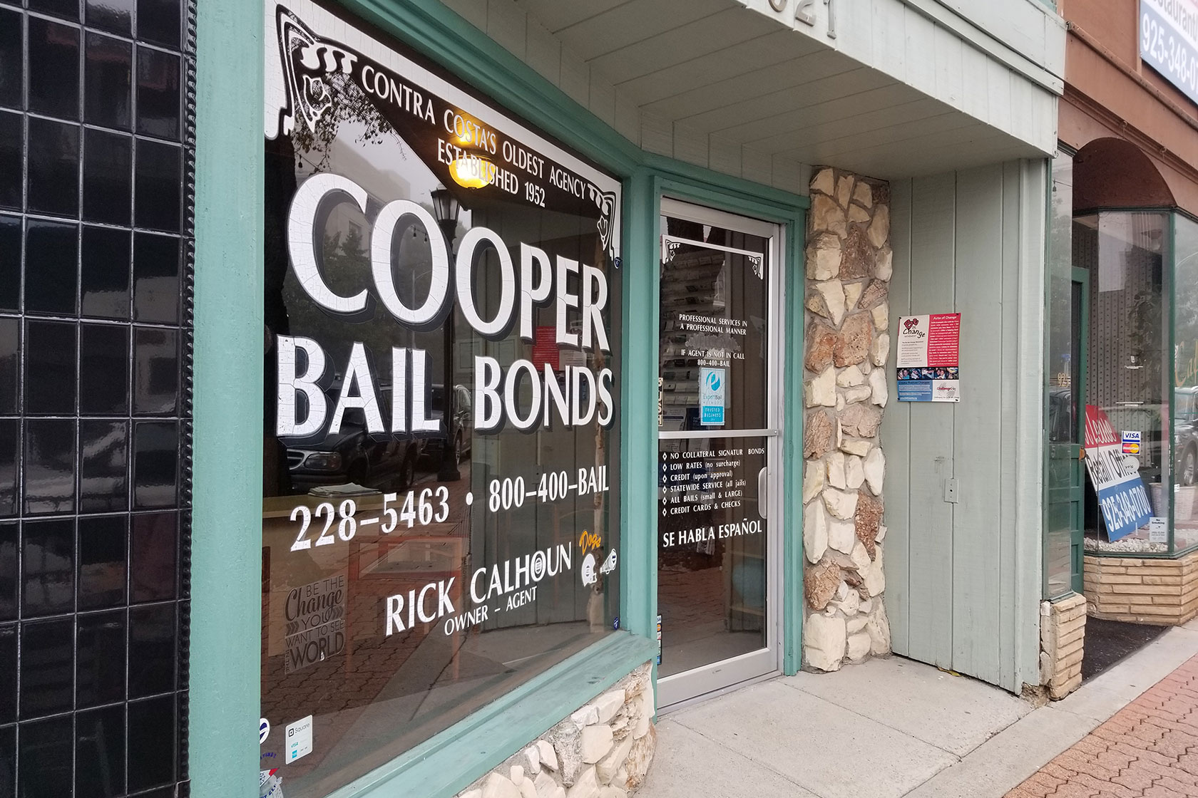 Photo shows the storefront of a bail bonds service agency.