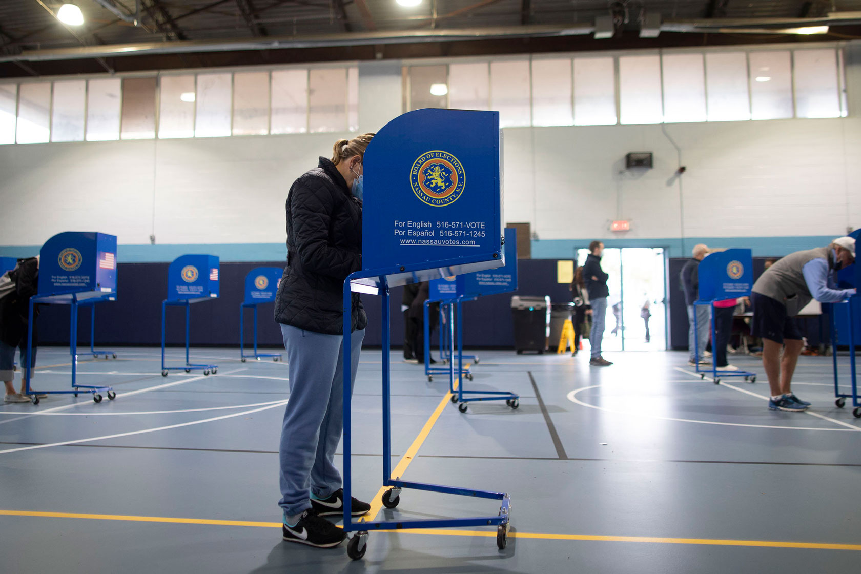 Image showing people in Garden City, New York, at an early voting day