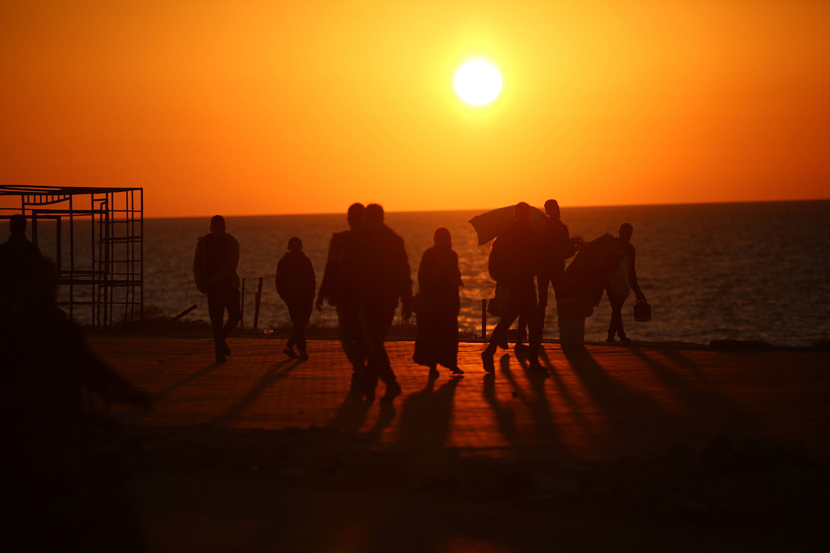 Thousands of displaced Palestinians return to their homes.