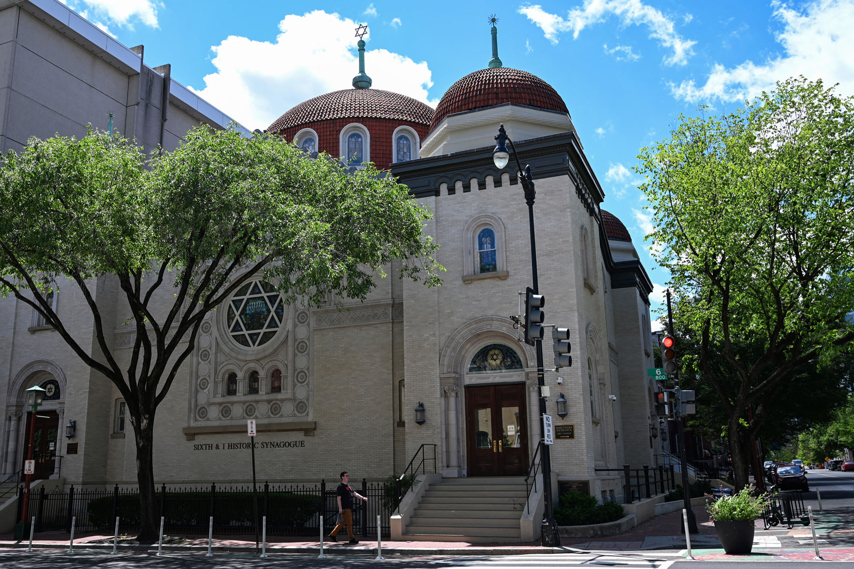 An exterior picture of Sixth and I Synagogue in Washington, D.C.