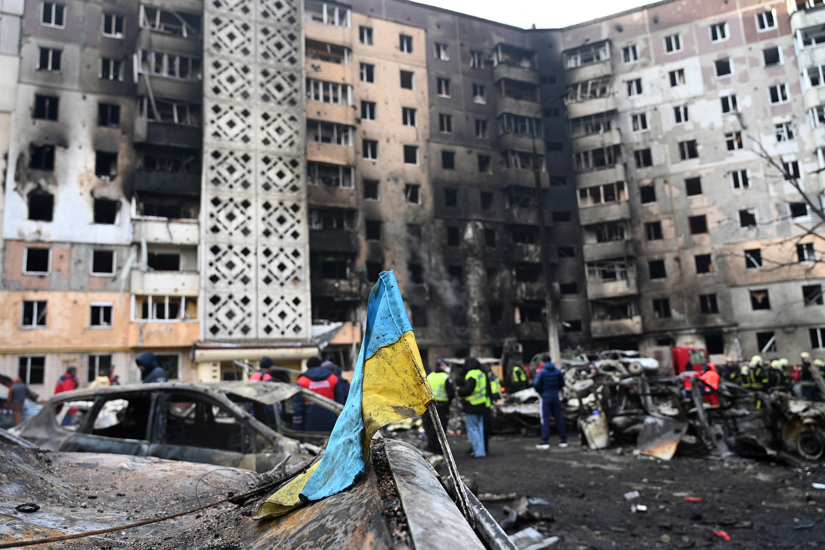 A Ukrainian flag is seen attached to a burned car at the site of a heavily damaged residential building following an airstrike in Ternopil on November 19, 2025, amid the Russian invasion of Ukraine. (Getty/AFP/Yuriy Dyachyshyn)